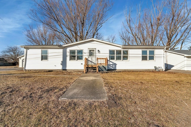 manufactured / mobile home featuring a front yard