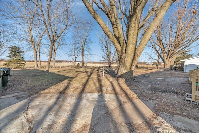 view of yard featuring a rural view