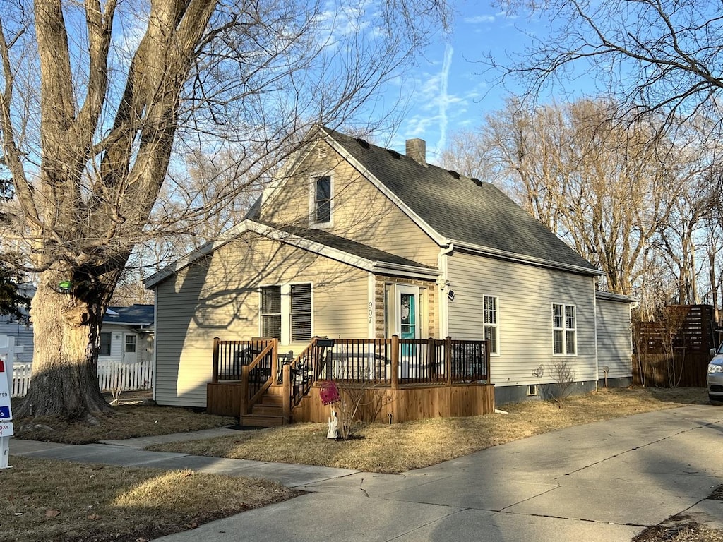 view of front of property featuring a deck