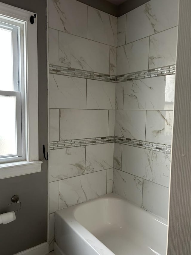 bathroom with tiled shower / bath combo