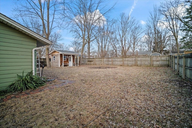 view of yard featuring an outdoor structure