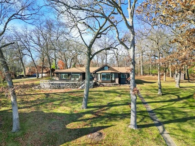 view of front facade with a front yard