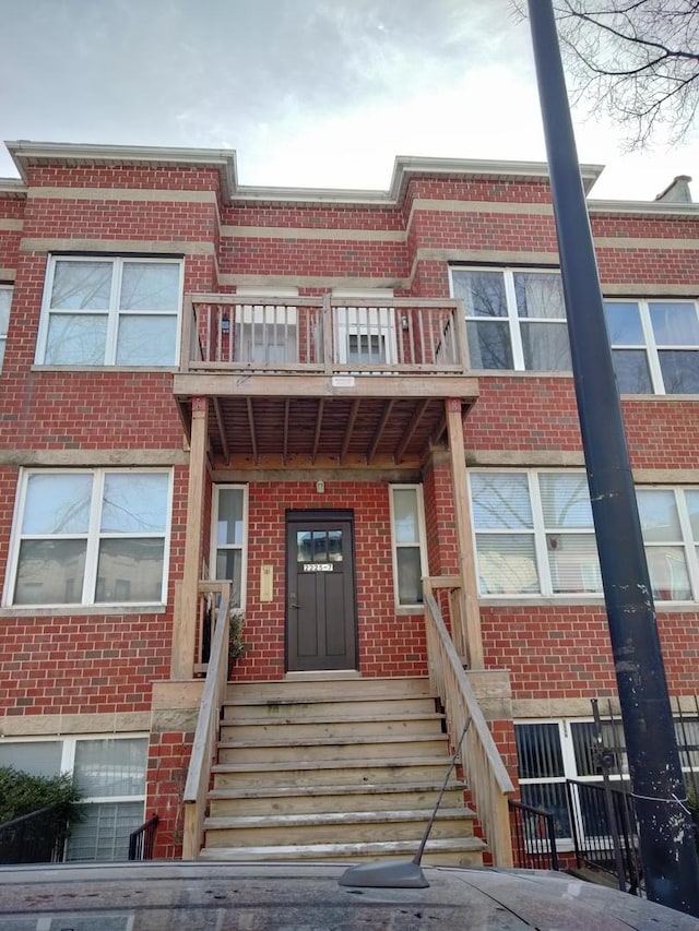 view of front of property featuring a balcony