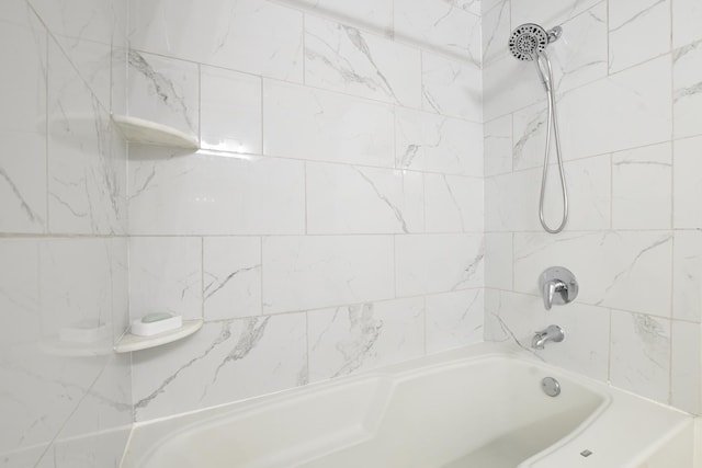 bathroom featuring tiled shower / bath combo