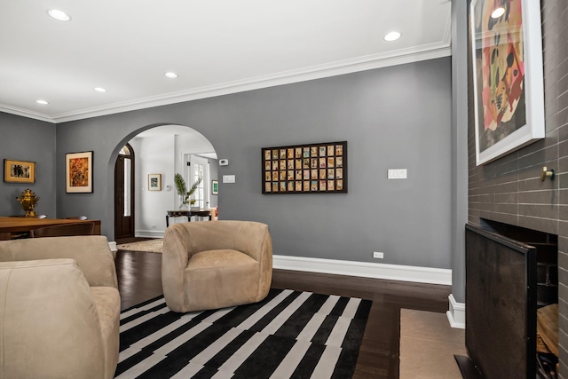 1319 Lincoln St, Evanston, IL 60201 - living area with recessed lighting, arched walkways, crown molding, and baseboards