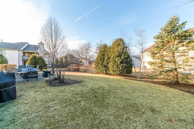 view of yard featuring outdoor lounge area