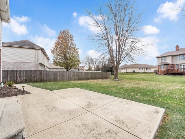 view of yard featuring a patio area