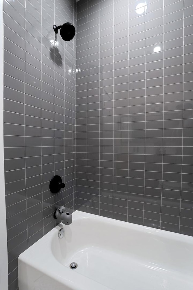 full bath with tub / shower combination