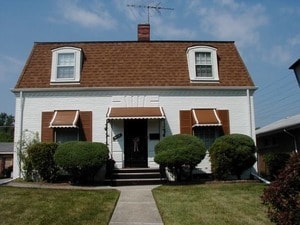 view of front of property with a front lawn