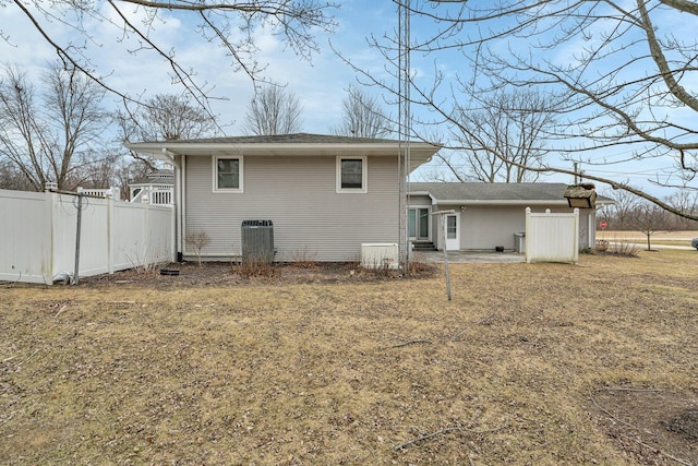 back of house featuring a lawn