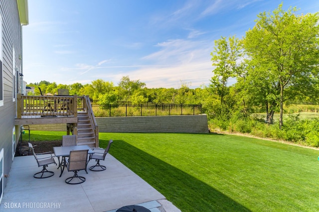 view of yard featuring a patio area