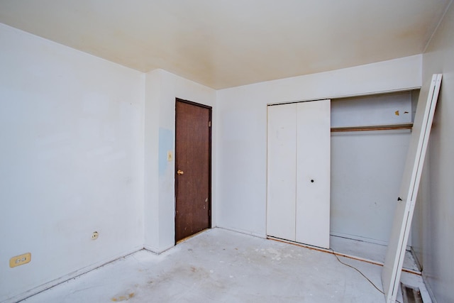 unfurnished bedroom featuring a closet