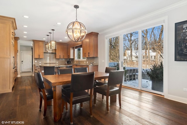 dining area with baseboards, dark wood-style floors, a notable chandelier, and crown molding