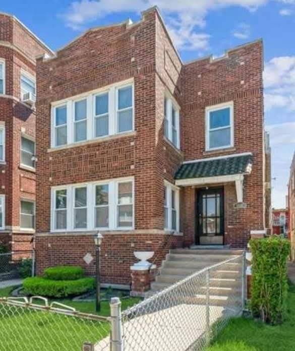 8029 S Eberhart Ave, Chicago, IL 60619 - view of front of home with a front lawn