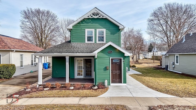 view of front facade featuring a front yard and covered porch