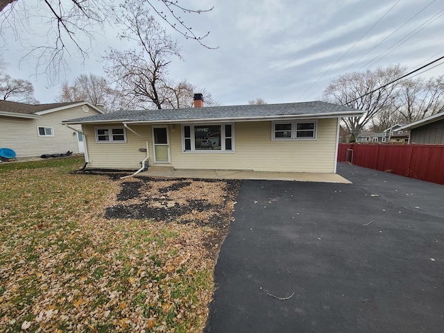 single story home with a front yard