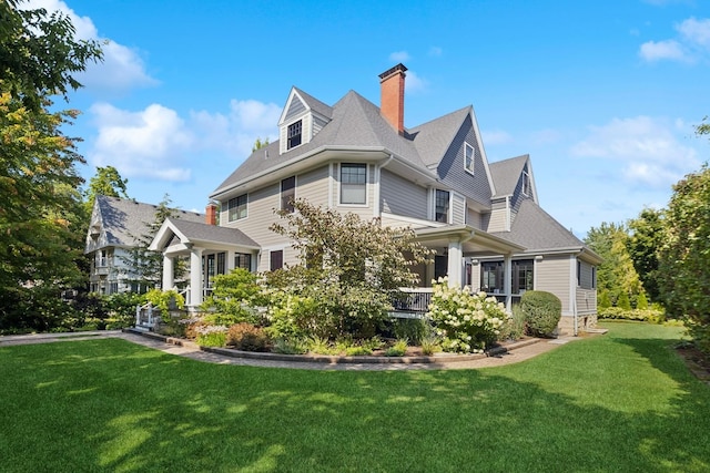 view of front of property featuring a front lawn