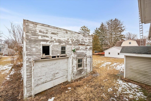 exterior space featuring an outbuilding