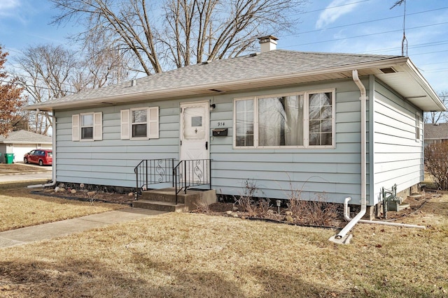 view of front of property featuring a front yard