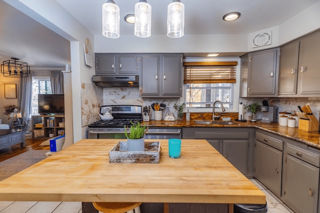 kitchen with stainless steel appliances, sink, gray cabinetry, and pendant lighting