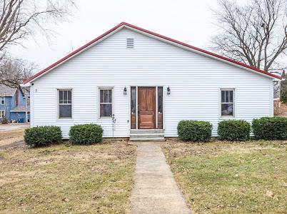 bungalow featuring a front yard