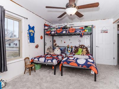 carpeted bedroom featuring ceiling fan