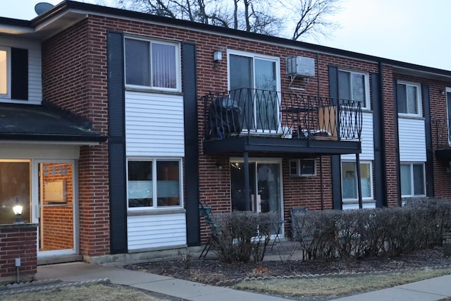 view of front of house with a balcony