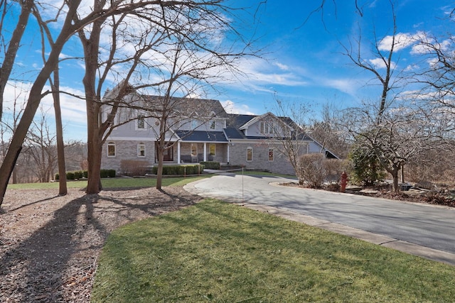 view of front of property featuring a front lawn