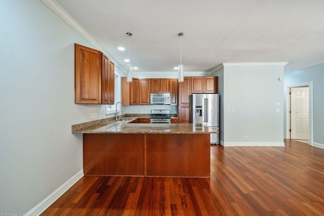 kitchen featuring sink, stainless steel appliances, ornamental molding, decorative light fixtures, and kitchen peninsula