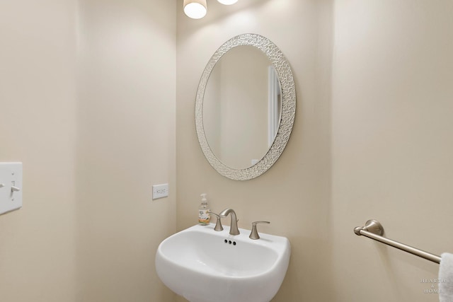 bathroom featuring sink