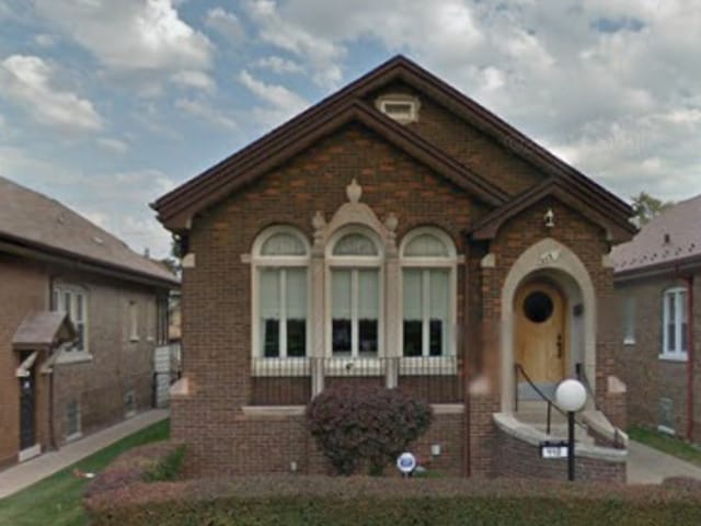 view of front facade featuring a front yard