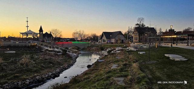 view of yard at dusk