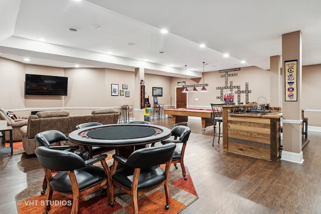 rec room with recessed lighting, dark wood-type flooring, visible vents, baseboards, and wet bar