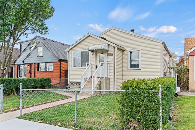 view of front of property featuring a front lawn