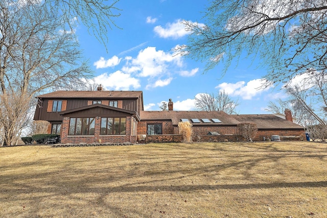 view of front of home featuring a front lawn