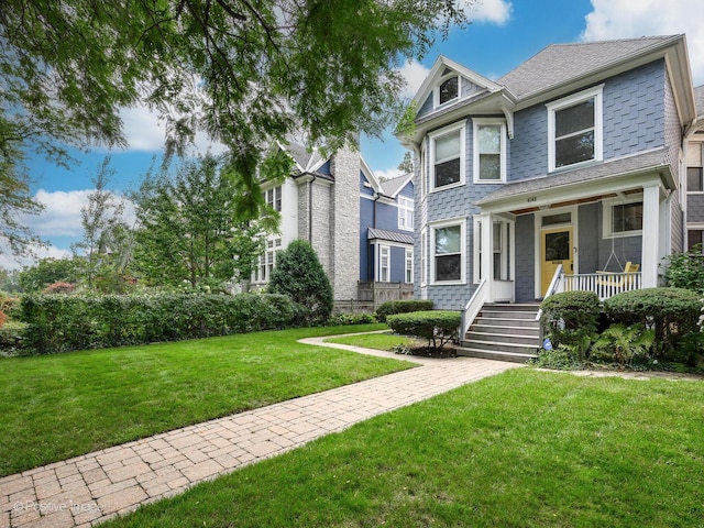 view of front of property featuring a front yard