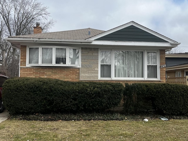 view of front of property featuring a front yard