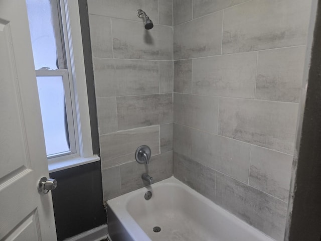 bathroom featuring tiled shower / bath combo