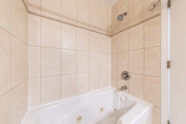 bathroom with tiled shower / bath