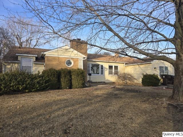 single story home featuring a front lawn