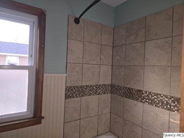 bathroom featuring tiled shower / bath combo