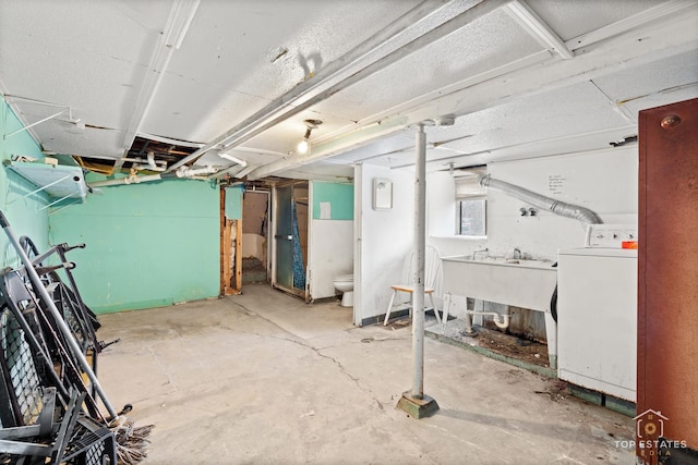 basement with washer / clothes dryer and sink