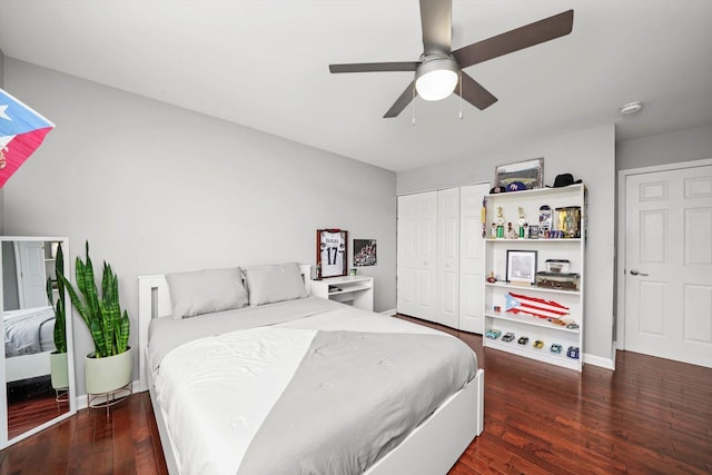 bedroom with dark hardwood / wood-style floors, ceiling fan, and a closet