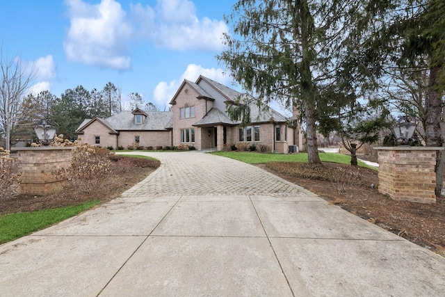 view of front of home featuring a front lawn