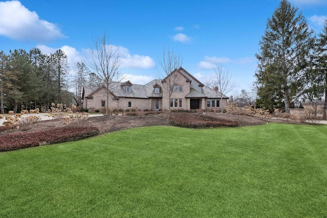 view of front of property featuring a front lawn