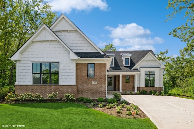 view of front of house featuring a front lawn