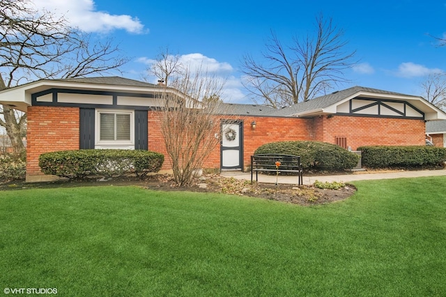 view of front of home featuring brick siding and a front yard