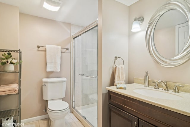 full bath featuring baseboards, a tile shower, vanity, and toilet