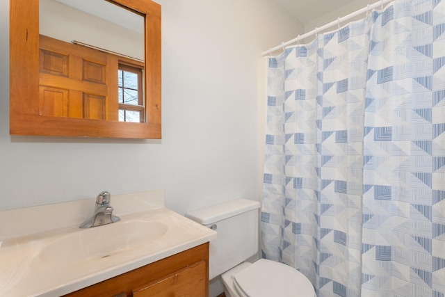 full bath featuring a shower with shower curtain, vanity, and toilet