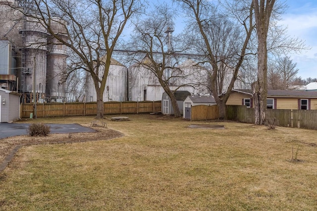 view of yard with a shed